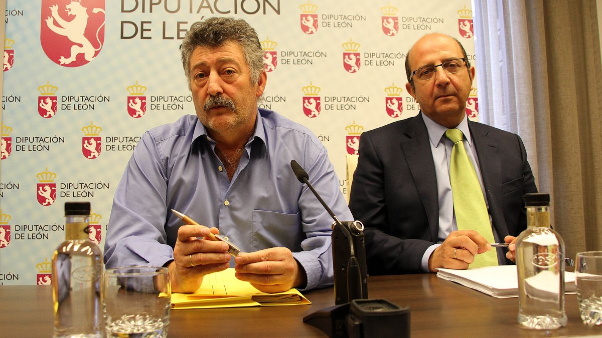 Ángel Calvo, diputado de Fomento (i), y Francisco Castañón, portavoz del equipo de gobierno. | PEIO GARCÍA (ICAL)