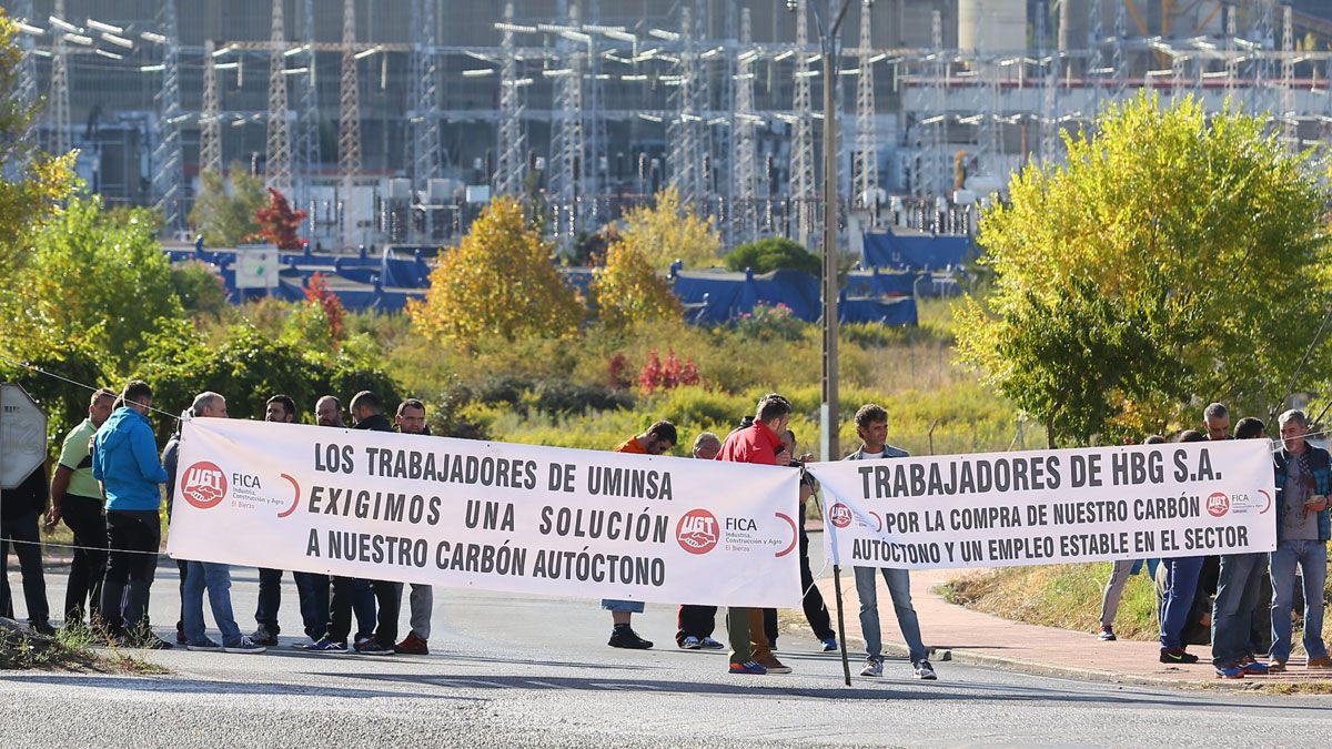 Los trabajadores de Uminsa y HBG realizarán protestas frente a Compostilla de forma indefinida hasta que se alcance un acuerdo. | CÉSAR SÁNCHEZ