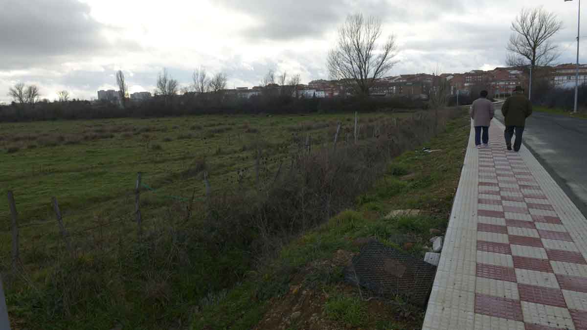 El terreno en el que se construirá el centro de salud de Navatejera. | MAURICIO PEÑA