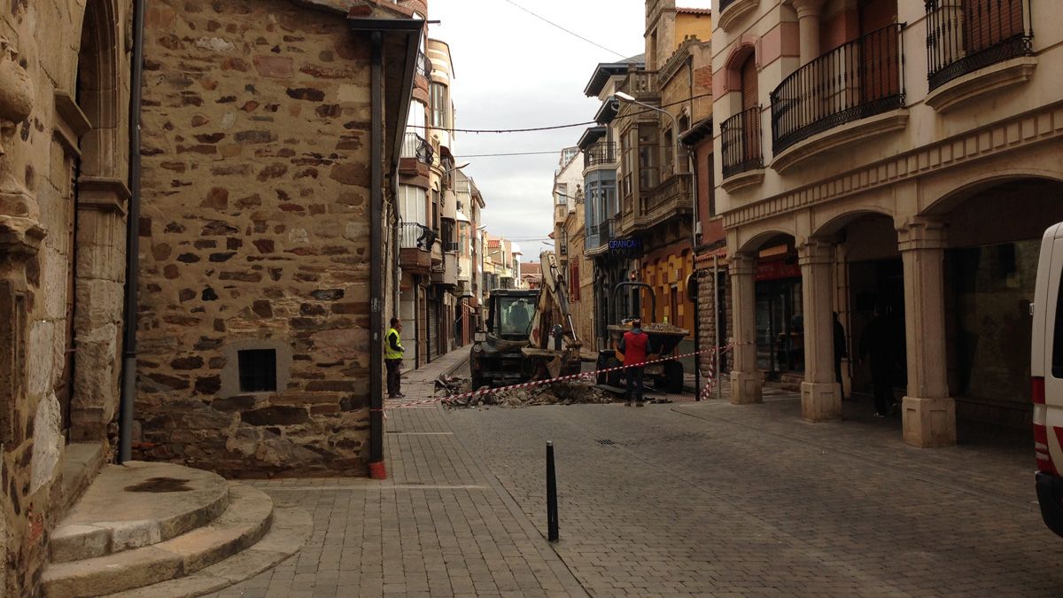 Estado que ayer por la tarde presentaban las obras. | ABAJO