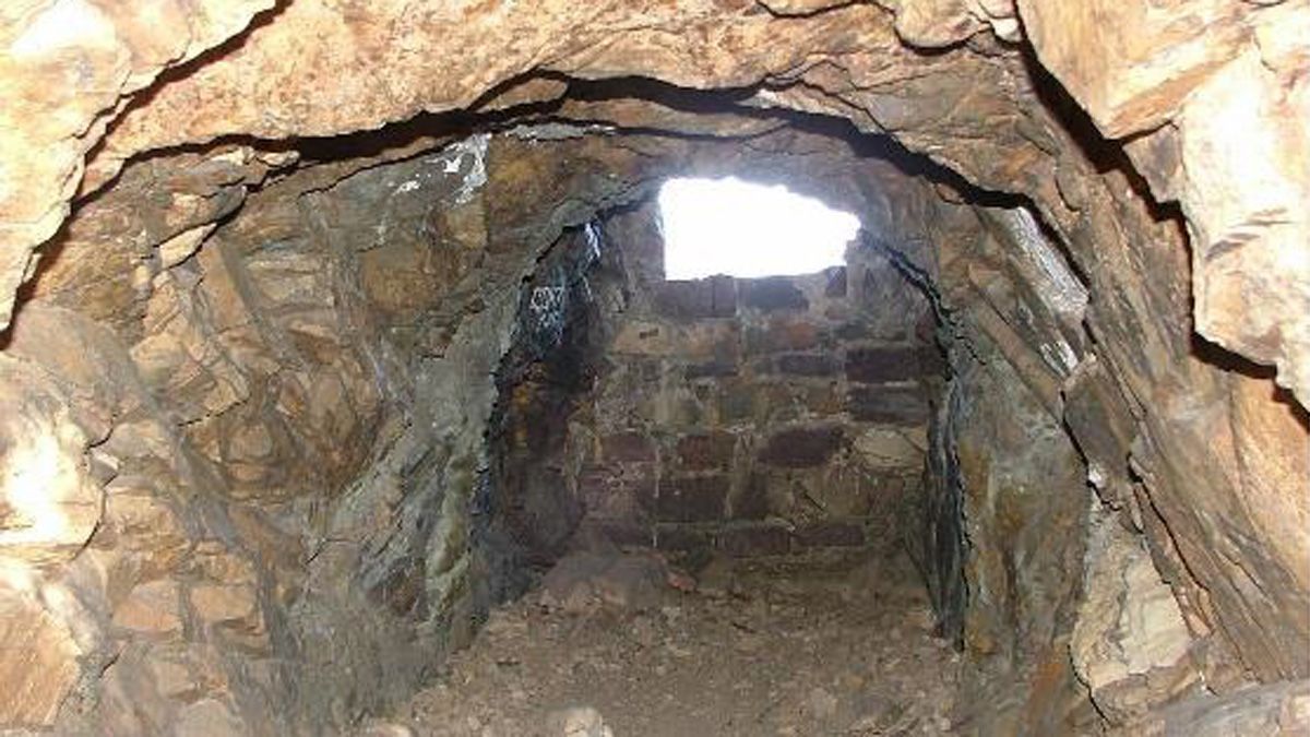 Interior del bunker en galería de Peña Morquera, desde cuya tronera permitía tener controlados los movimientos que se producían en los valles cercanos.