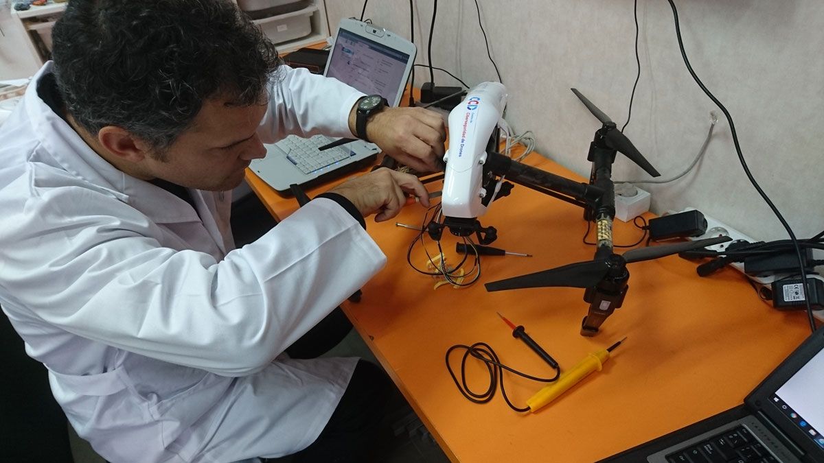 Manipulación de uno de los drones por parte de los integrantes de CCD, empresa ponferradina finalista del programa. | L.N.C.