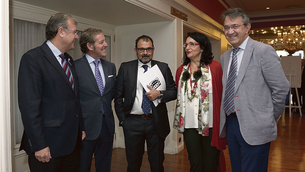 Antonio Silván, Javier Vega, Marcelino Fernández Aguado, Teresa Mata y Juan Martínez Majo, este jueves en el Hotel Conde Luna. | MAURICIO PEÑA