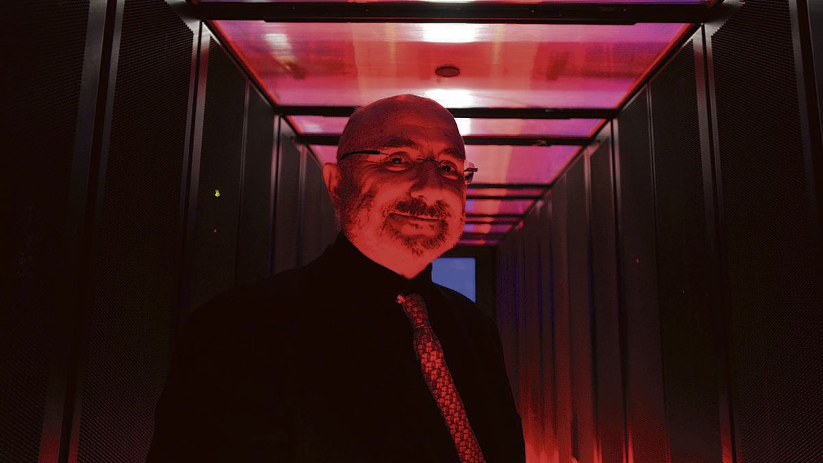 El director de la Fundación Centro de Supercomputación de León, Antonio Ruiz-Falcó, junto a las máquinas del superordenador. | DANIEL MARTÍN