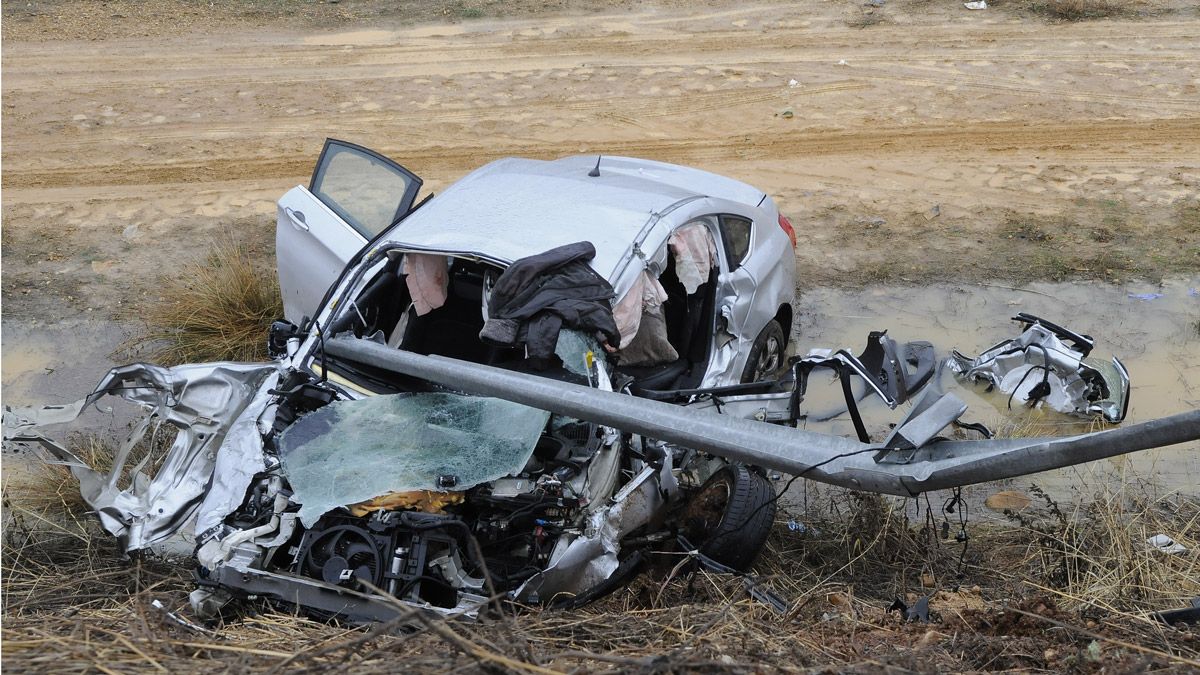 Imagen de archivo de un accidente mortal en la provincia de León. | MAURICIO PEÑA