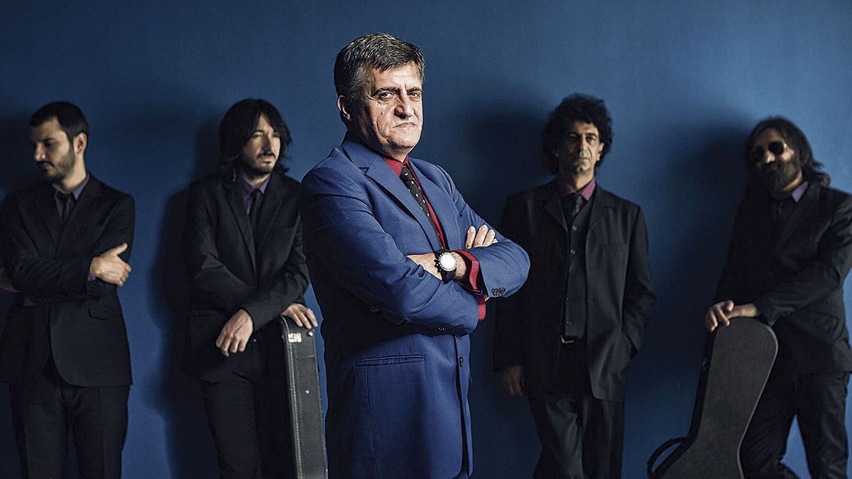 El popular presentador de televisión con los componentes de Los Insolventes. | LACAJADEIMAGENES.COM