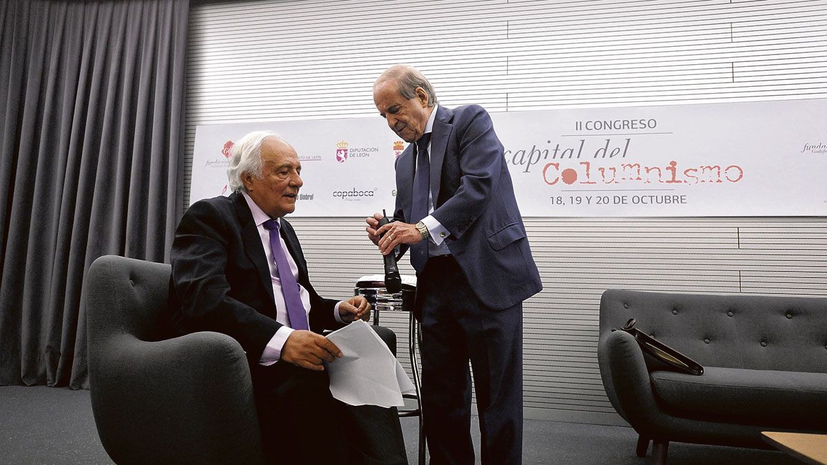 Raúl del Pozo y José María García preparándose para la charla. | MAURICIO PEÑA