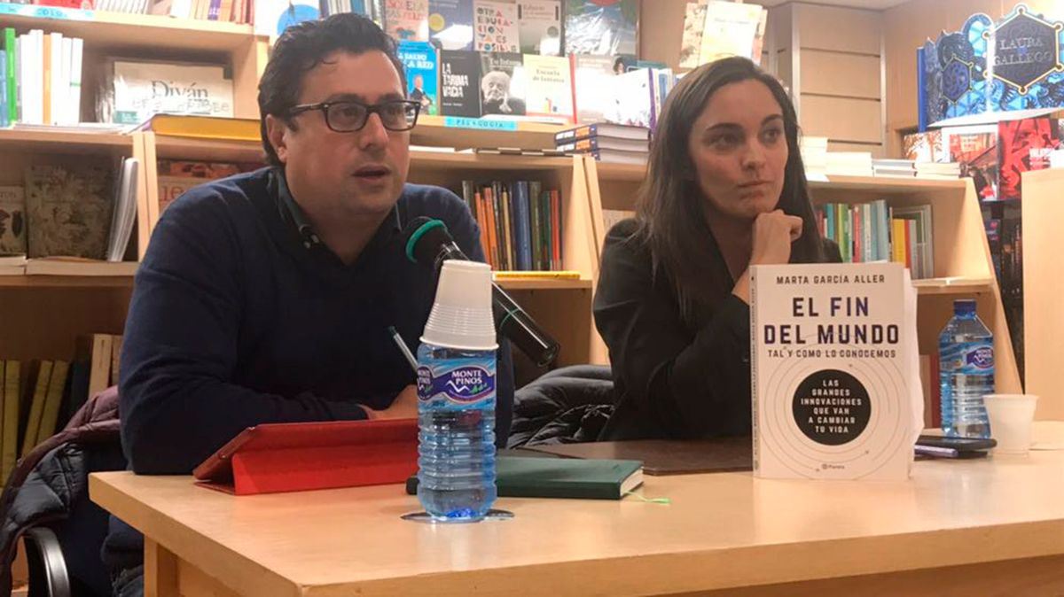 El director provincial de Onda Cero, Luis Cañón, junto a la autora del libro, Marta García Aller.  | L.N.C.