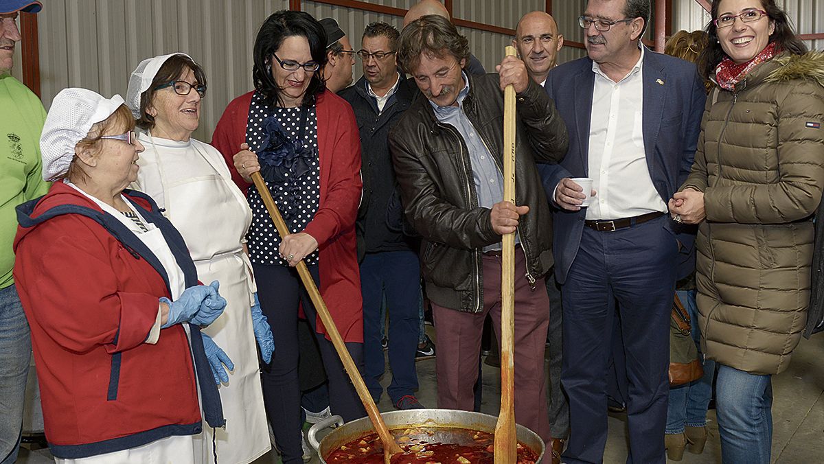 Algunas de las autoridades que ayer acudieron a Chozas. | MAURICIO PEÑA