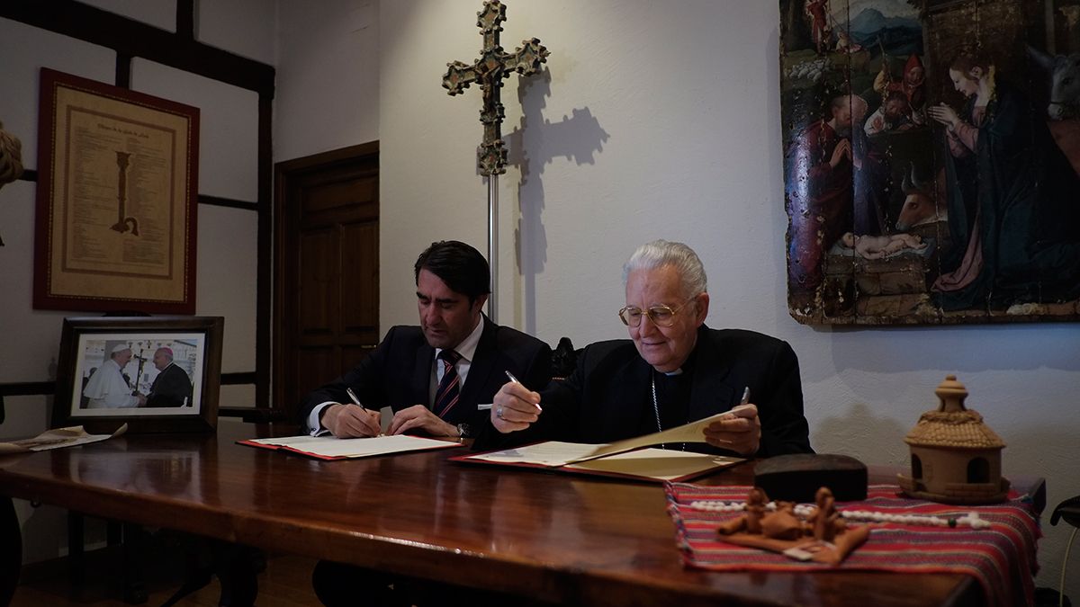 El consejero de Fomento y Medio Ambiente de la Junta, Juan Carlos Suárez-Quiñones, y el obispo de León, Julián López, durante la firma del convenio. | DANIEL MARTÍN