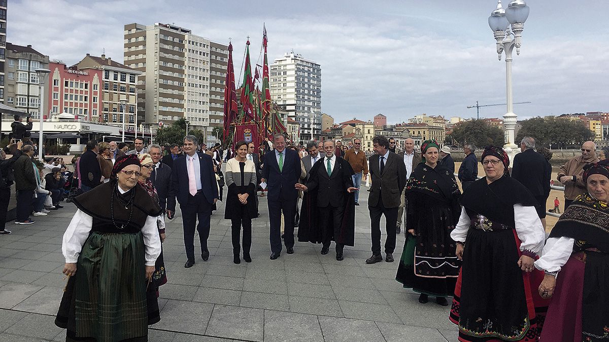 Pendones leoneses recorrieron el paseo marítimo de Gijón en el Día de León en Asturias. | L.N.C.