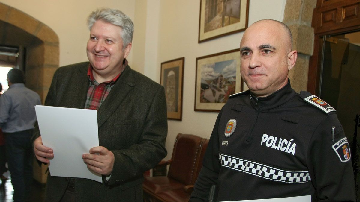 El mayor de la Policía Municipal con el concejal de Tráfico. | ICAL