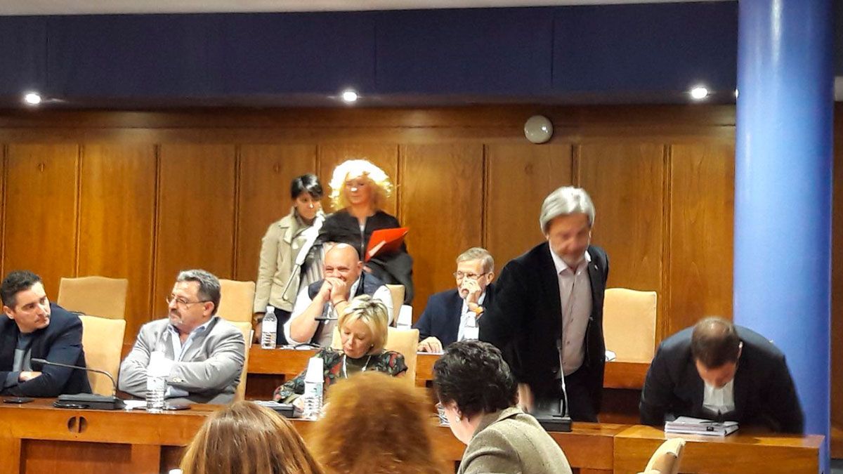 Los miembros de Coalición y Ciudadanos dejando el pleno. | L.N.C.