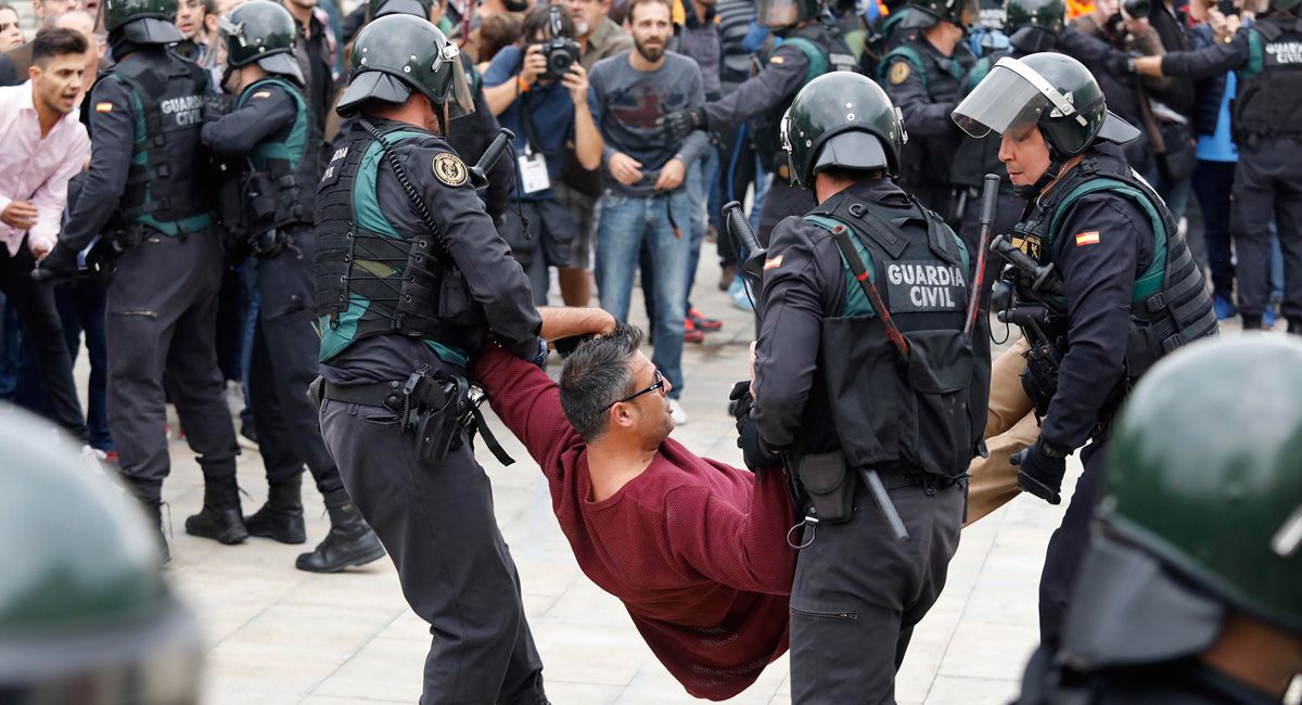 Xavi Fernández, sacado en volandas por la Policía Nacional. | ANIOL RESCLOSA Xavi Fernández, sacado en volandas por la Policía Nacional. | ANIOL RESCLOSA