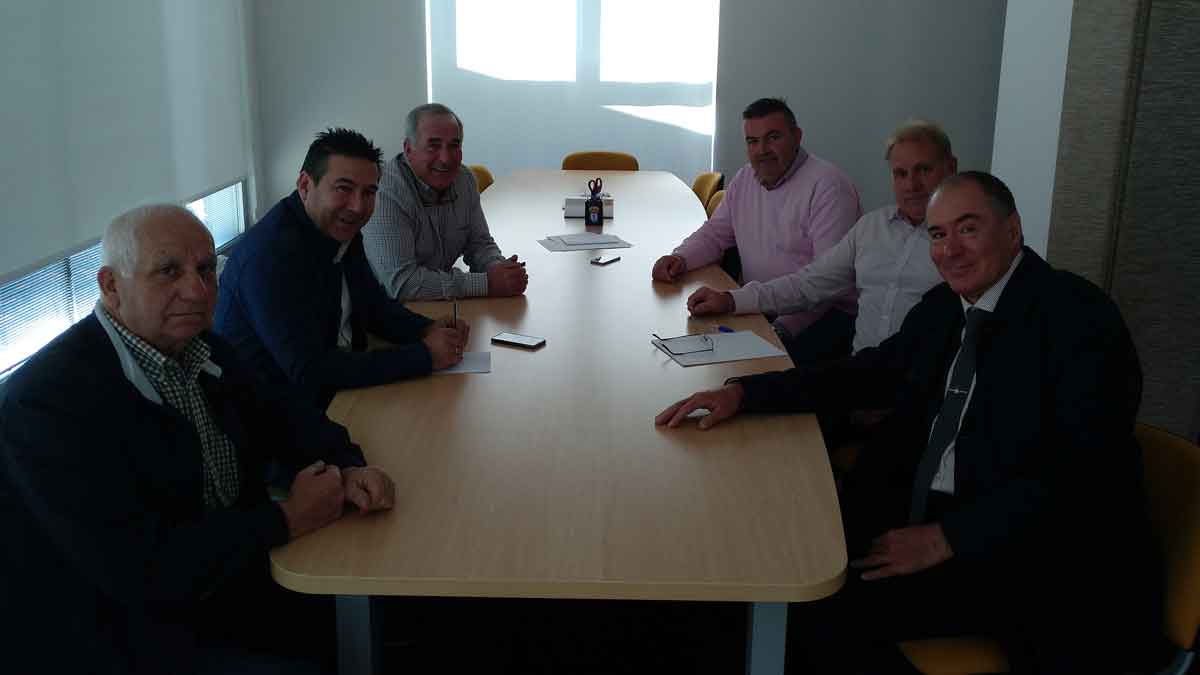 Roberto Aller, Luis Mariano Santos y Eduardo López Sendino, con Isidoro García (UPL), Carlos Enrique Espeso y Amado Álvarez. | L.N.C.