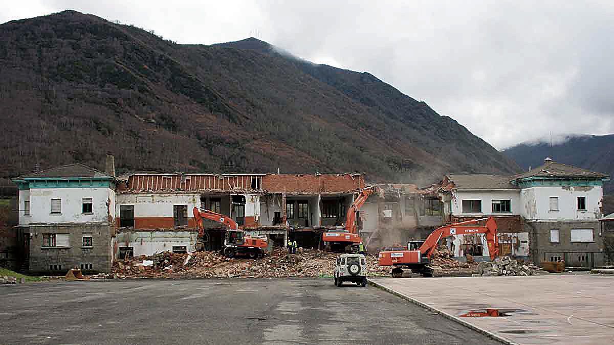 Imagen de archivo del derribo de los edificios en 2010. | LACIANA AVANZA