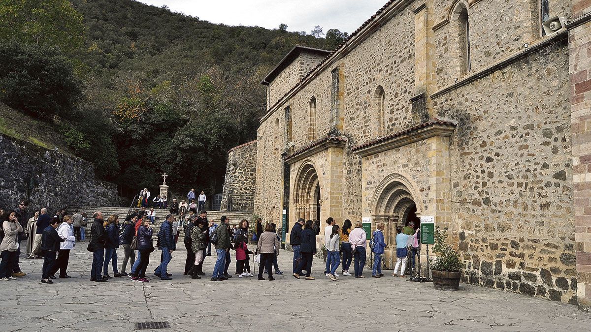 Colas para pasar por la Puerta del Perdón del monasterio de Santo Toribio de Liébana.