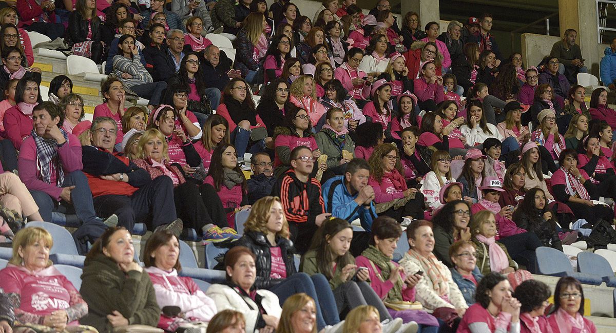 El fondo norte se tiñó de rosa. | MAURICIO PEÑA