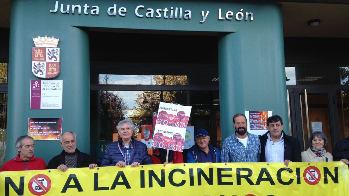 Los integrantes de Bierzo Aire Limpio trasladaron las alegaciones a la sede de la Junta en Ponferrada. | M.I. Los integrantes de Bierzo Aire Limpio trasladaron las alegaciones a la sede de la Junta en Ponferrada. | M.I.