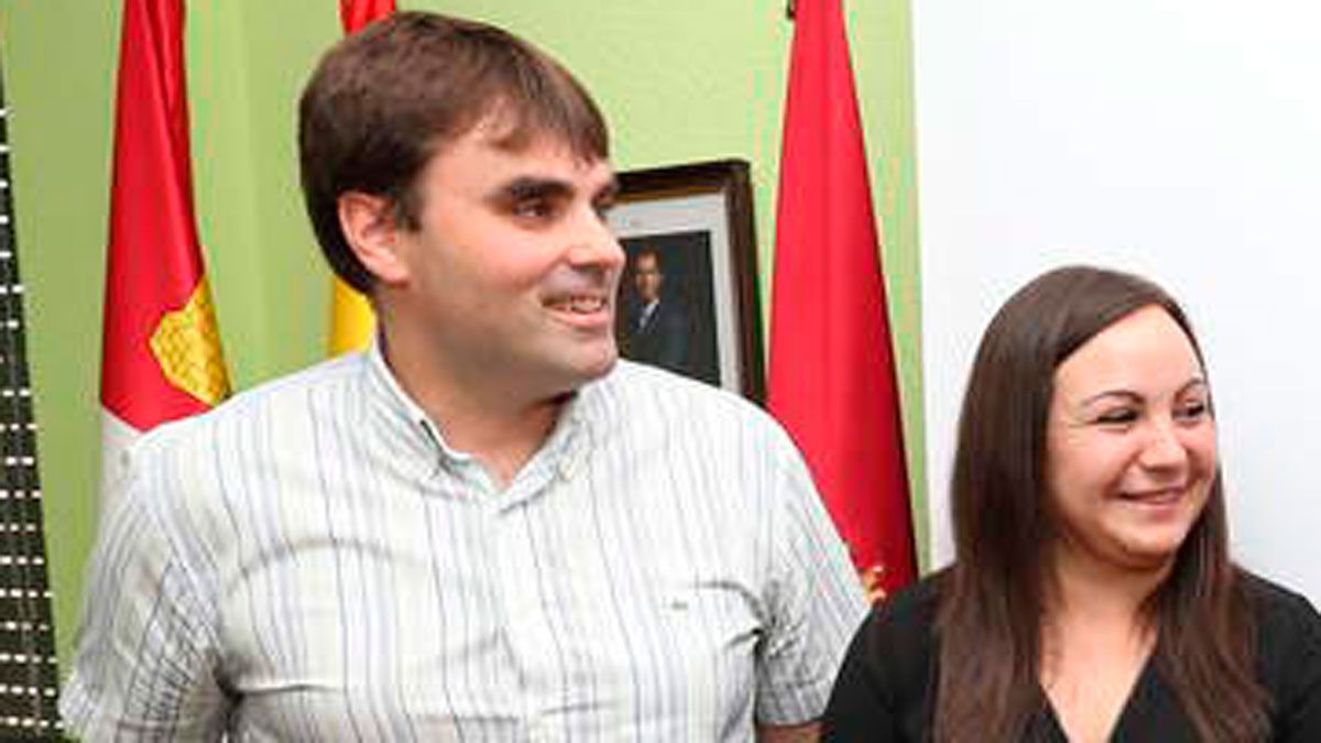 Claudia Vega y el alcalde de Cacabelos en una rueda de prensa.