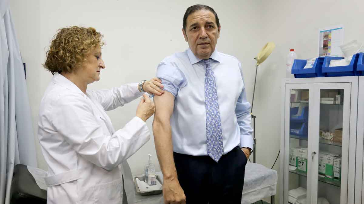 El consejero de Sanidad, Antonio María Sáez Aguado, ha sido vacunado de la gripe este martes. | ICAL