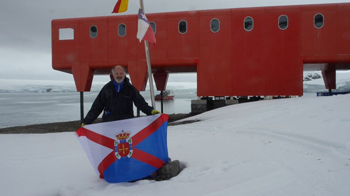 Valentín Carrera puso la primera bandera del Bierzo en la Antártida. | L.N.C. Valentín Carrera puso la primera bandera del Bierzo en la Antártida. | L.N.C.