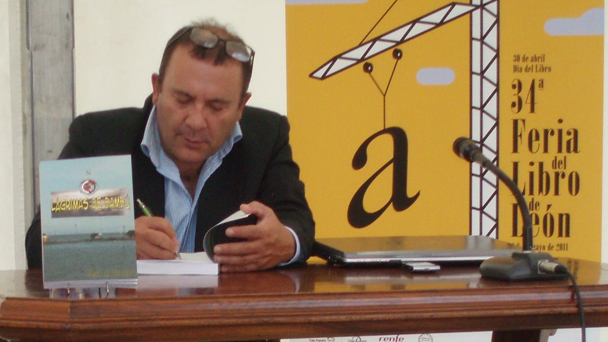 omar-alvarado.-firma-libro-241017.jpg