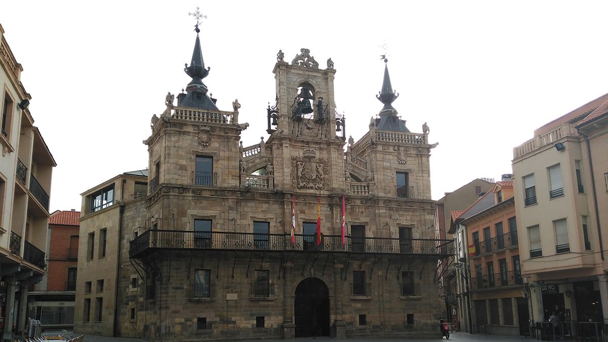 Una imagen de la Plaza Mayor y el Ayuntamiento astorgano. | P.F.