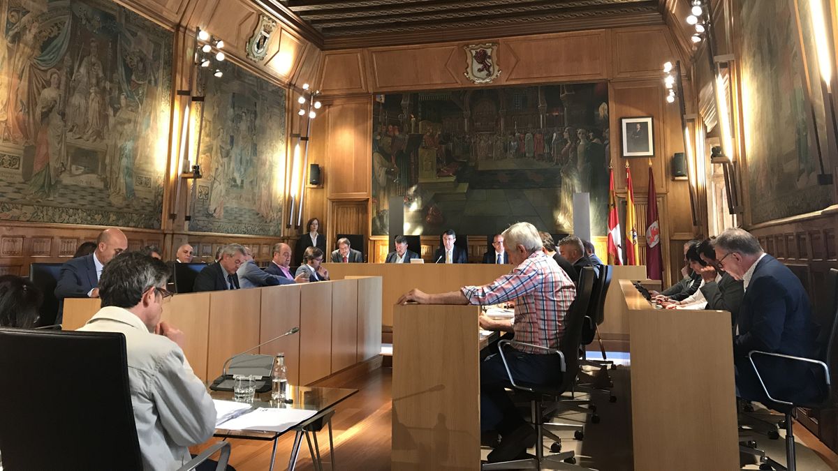 El pleno debatió en mayo si Franco aún tenía la Medalla de Oro de León.