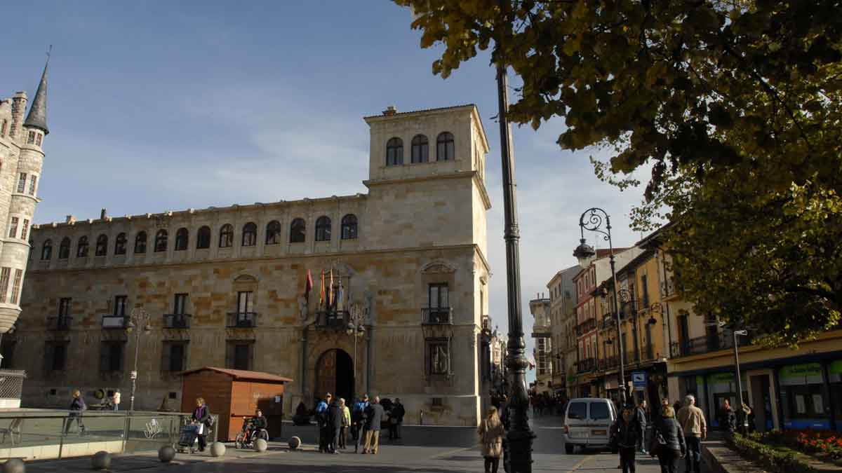 La Diputación de León tiene su sede en el Palacio de los Guzmanes. | MAURICIO PEÑA