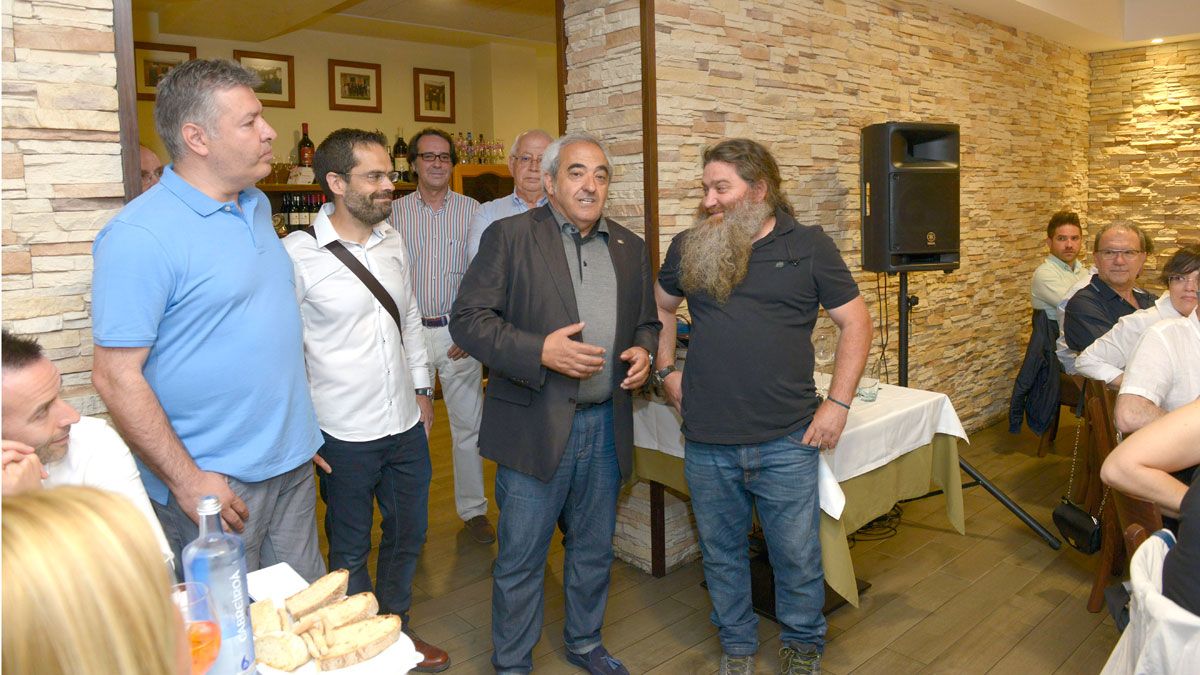 Raúl Pérez durante una cata celebrada en junio en El Nuevo Cercao. | MAURICIO PEÑA Raúl Pérez durante una cata celebrada en junio en El Nuevo Cercao. | MAURICIO PEÑA
