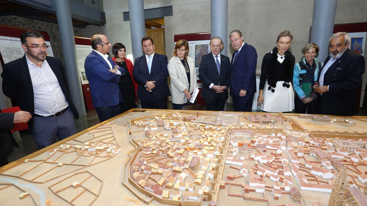 Parte de los participantes en el congreso observan la maqueta del Casco Histórico de León en el Palacio del Conde Luna. | ICAL