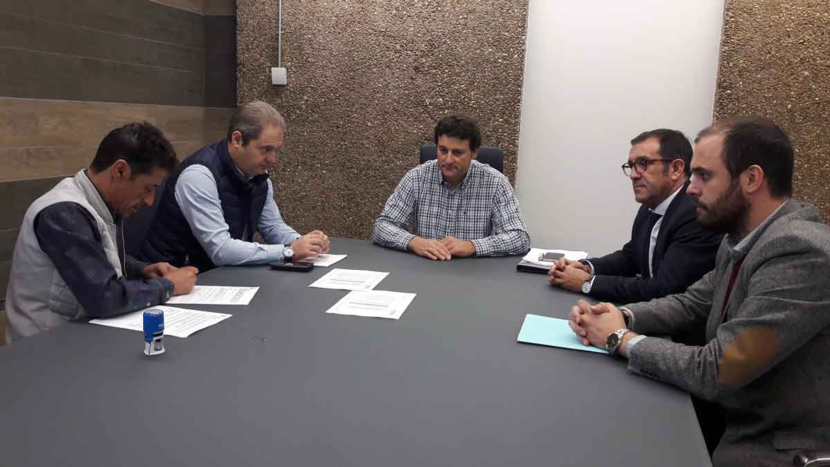 El alcalde de Villaquilambre, Manuel García, con los responsables de Alsa. | L.N.C.