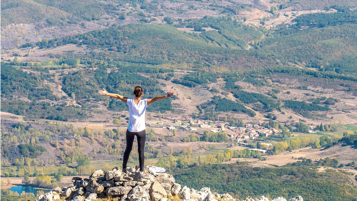 Desde la cumbre con Taranilla al fondo. | VICENTE GARCÍA