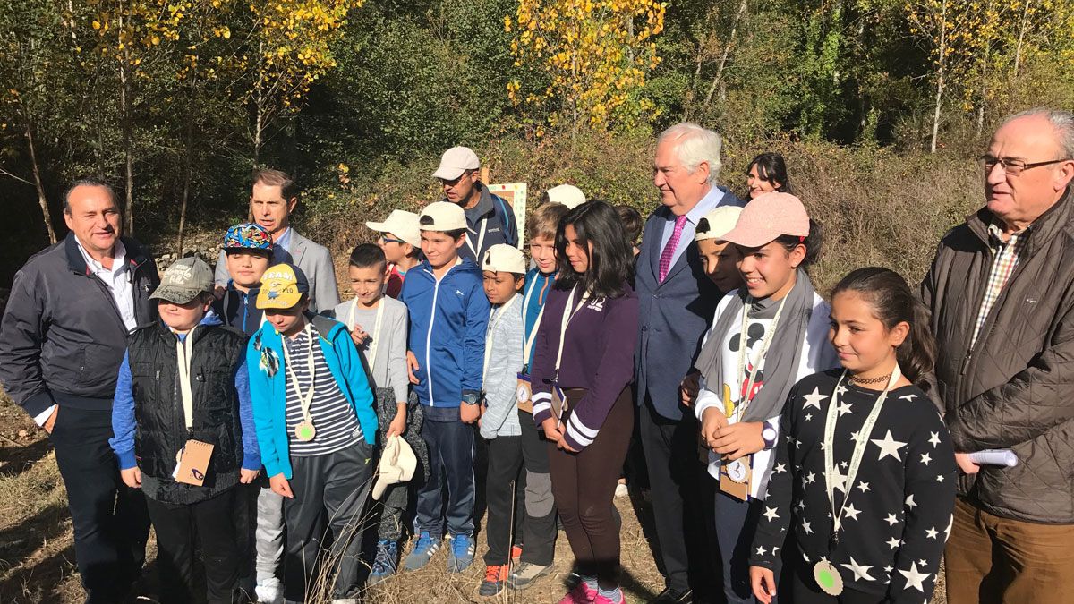 El presidente con los alumnos en su visita. | L.N.C.