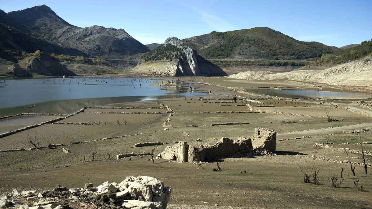 Efectos de la sequía en el embalse de Barrios de Luna. | ICAL Efectos de la sequía en el embalse de Barrios de Luna. | ICAL