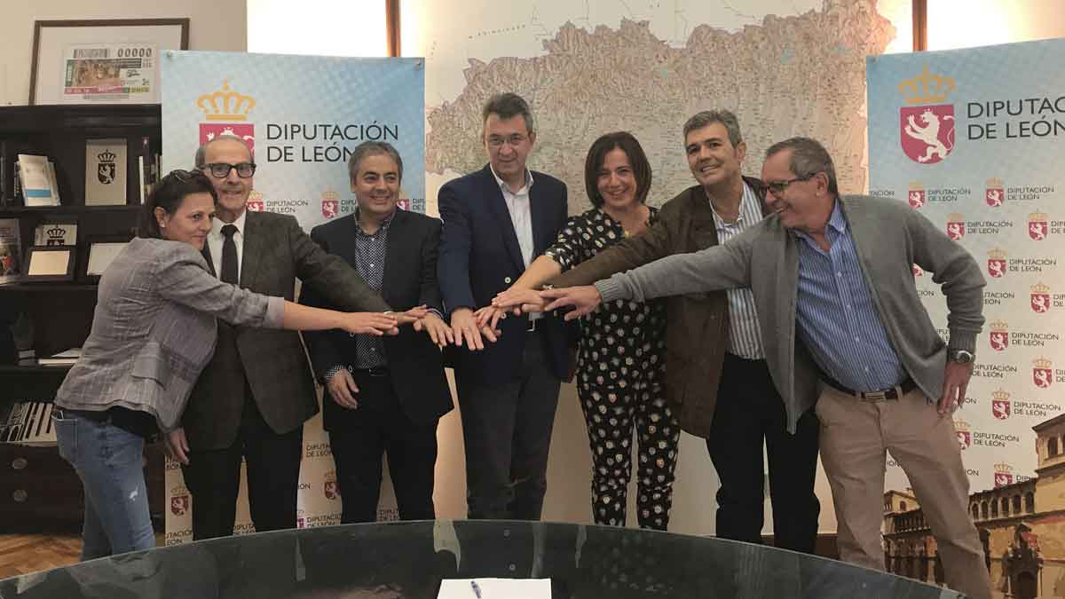 El presidente de la Diputación de León, Juan Martínez Majo, con los representantes de las asociaciones. | L.N.C.