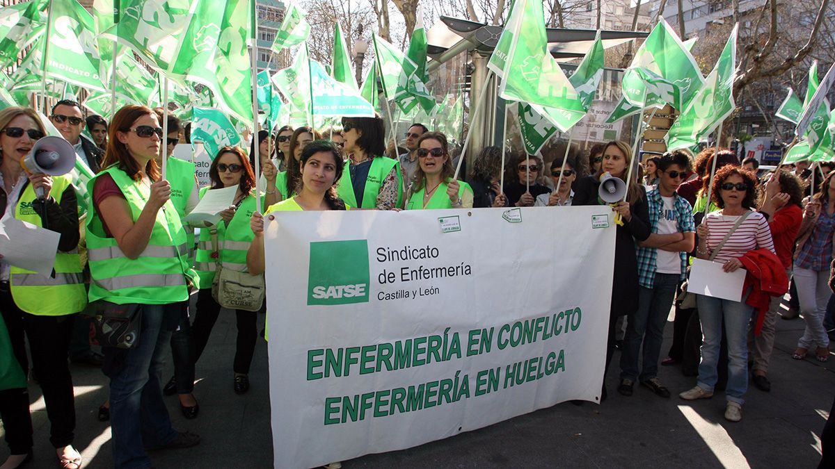 Protesta del sector enfermero tras la suspensión de las oposiciones de 2015. | ICAL