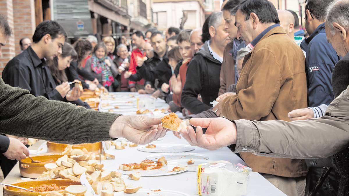 La Tapa de Ajo se reparte este domingo en la Plaza Mayor.