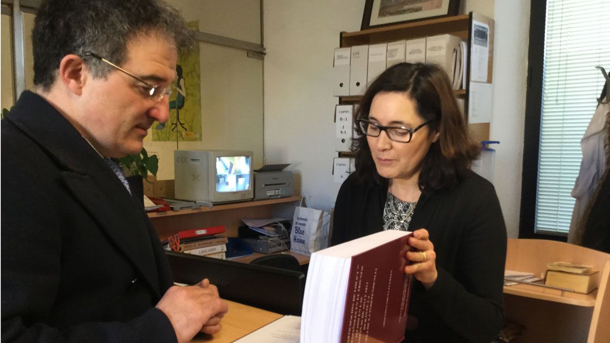 El alcalde Arsenio García y la archivera municipal Esperanza Marcos. El alcalde Arsenio García y la archivera municipal Esperanza Marcos.