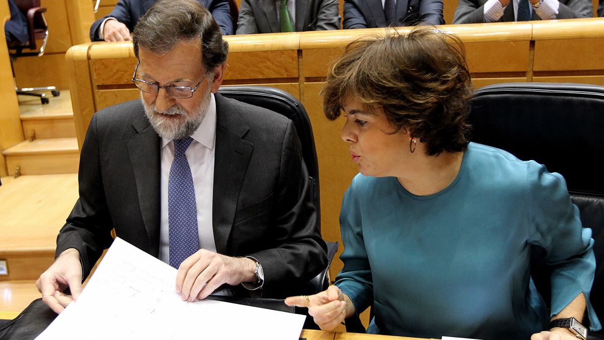 Rajoy junto a Sáenz de Santamaría este viernes en el pleno del Senado para la aprobación del 155. | ICAL