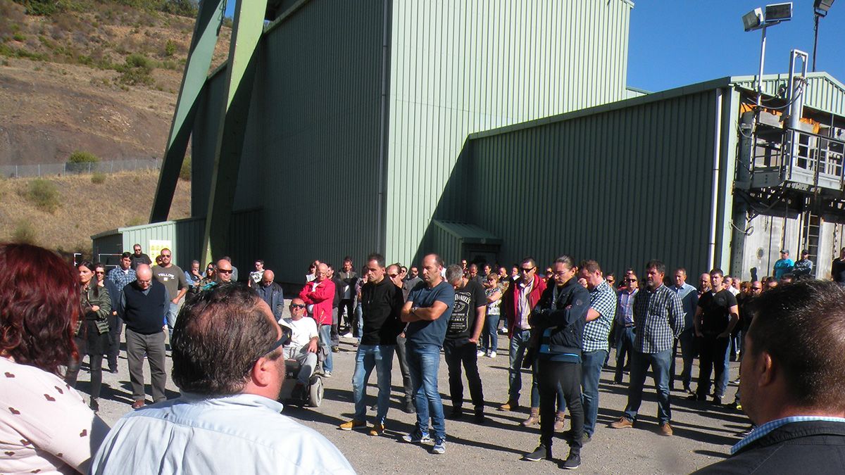 Seis minutos de silencio en la concentración ante el Pozo Emilio. | E. NIÑO