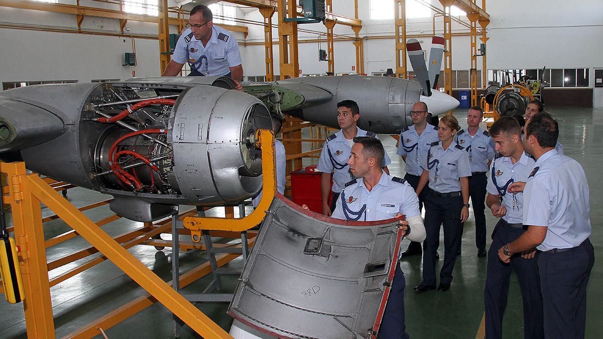 Un grupo de alumnos de la Academia Básica del Aire recibe una clase práctica. | ICAL
