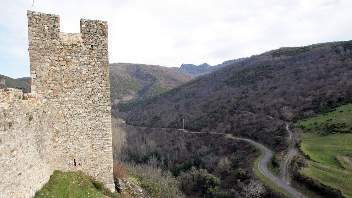 Castillo de Cornatel, junto al que pasa el Camino de Invierno. | ICAL