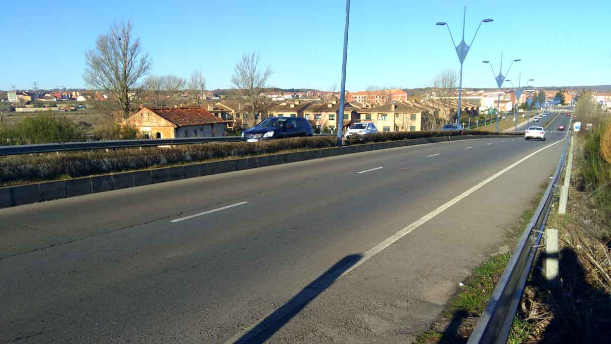 Estado en el que se encuentra actualmente la calle Azorín de San Andrés del Rabanedo. | L.N.C.