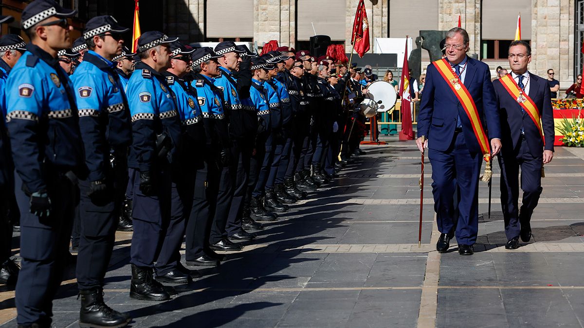 El alcalde de León, Antonio Silván y el concejal de Policía, Fernando Salguero, durante la celebración de la festividad de San Marcelo. | ICAL