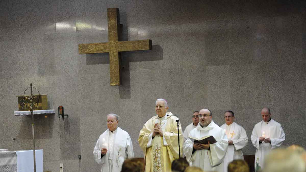 El obispo de León, Julián López, en una eucaristía. | DANIEL MARTÍN