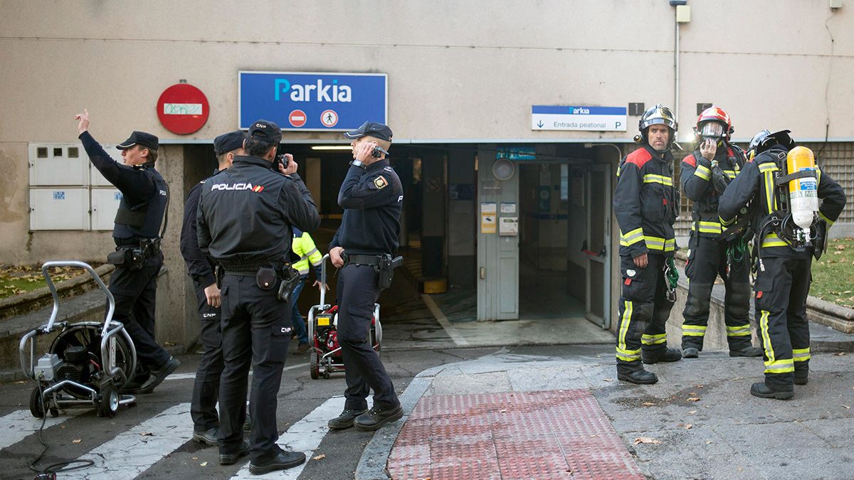 Un coche ha ardido y otros dos se han visto afectados en el parking del hospital de la Santísima trinidad, donde se han desplazado efectivos de policía nacional y local y bomberos. | ICAL Un coche ha ardido y otros dos se han visto afectados en el parking del hospital de la Santísima trinidad, donde se han desplazado efectivos de policía nacional y local y bomberos. | ICAL