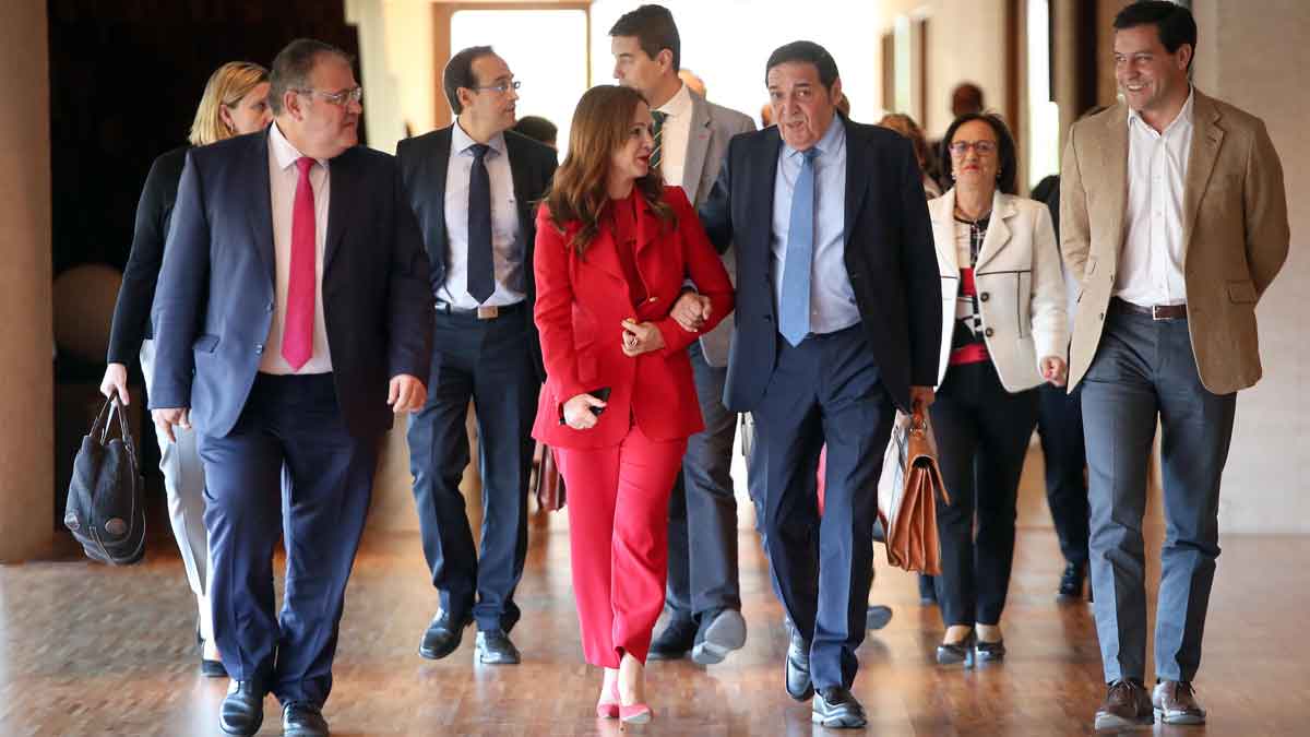 El consejero Sáez Aguado, con la presidenta de las Cortes, Silvia Clemente. | ICAL