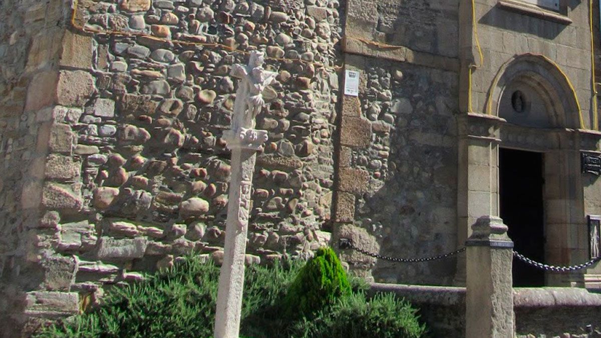 El 'cruceiro' está a las puertas de la iglesia de Cacabelos. | L.N.C.